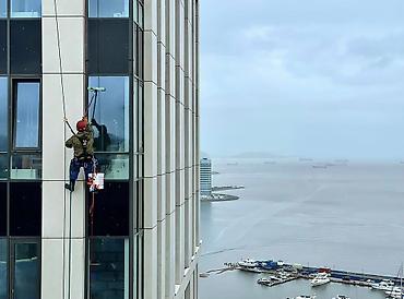 Fasad işləri: Peşəkar sənaye alpinist xidməti – alpinist.az İxtisaslaşma: - Reklam — 22