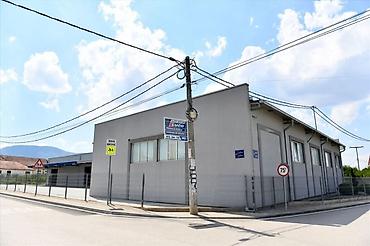 Radionice, postrojenja, fabrike: -Površina od 920m2 je podeljena u dva objekta 660m2 i 260m2. -Hala sa — 5