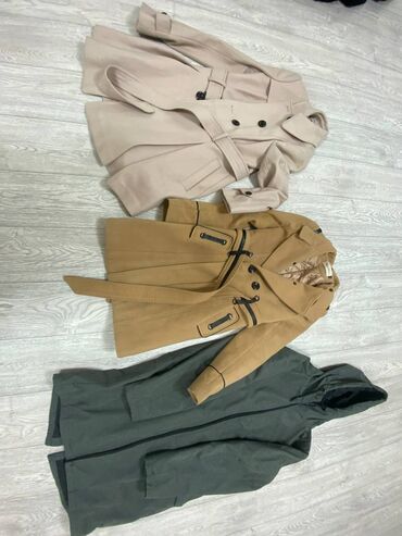 женские вещи пакет: Продаются вещи куртки и плащи - 1 шт 500 сом штаны - 1 шт 200 сом худи