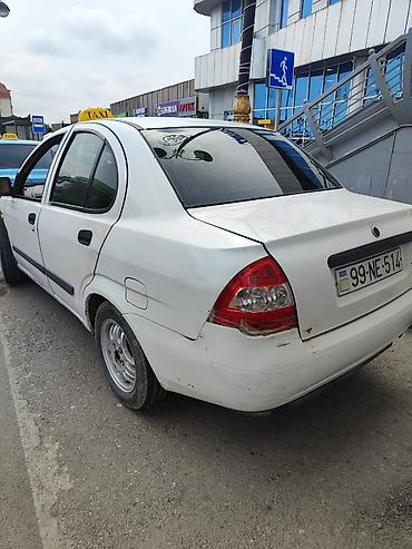 avtomobil aksesuarlar: Ağ rəngli sedandır. 4 qapı, 4yerlik salon. Mexaniki sürətlər qutusu — 2
