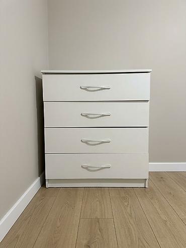 dressing table: Белый комод с 4 выдвижными ящиками. - Цвет: белый, матовый. - — 1