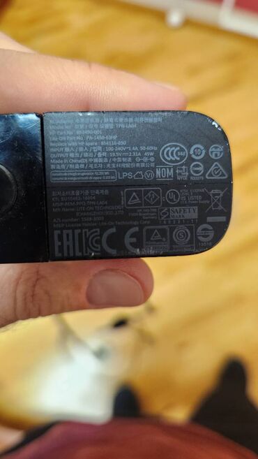 Noutbuklar üçün adapterlər: HP adapteri 45W. Orijinal üstden çıxma. Kompyutere taxılan yerinde — 6