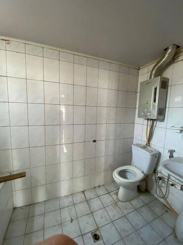 Uzunmüddətli kirayə mənzillər: Nizami metrosunun çıxışında 2 mertebeli binanın 2-ci mərtəbəsində — 8