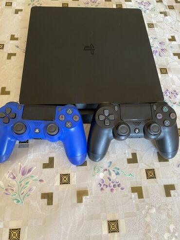 hard disk 250: Sony PlayStation 4 slim konsolu, iki ədəd DualShock 4 oyun nəzarətçisi