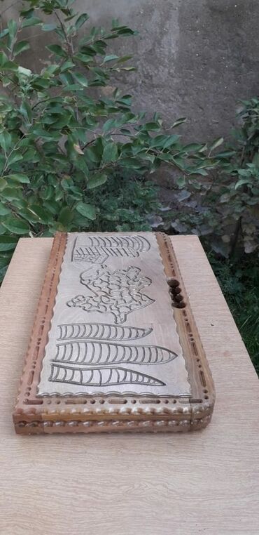 Беговые дорожки: Qoz agaci materialdan hazırlanmış, əl işi nard dəsti. Üzərindəki oyma