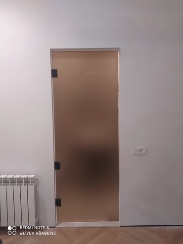 standard qapi olculeri: Tutqun şüşədən hazırlanmış, qara metal menteşələri olan daxili qapı