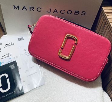 Marc Jacobs torbica pink boje sa zlatnim logom