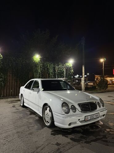 mercedes benz ешка: Автомобиль Mercedes-Benz E-класса в белом цвете. Эта модель отличается