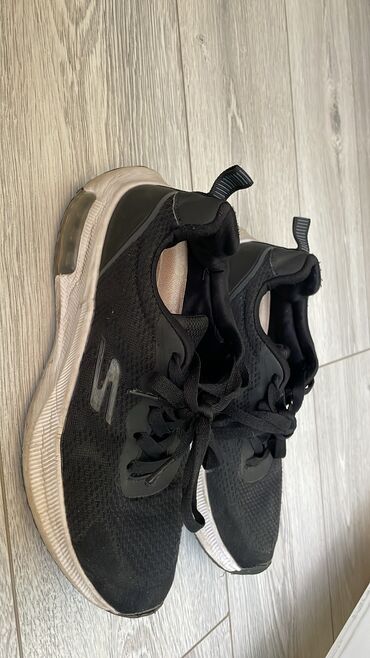 черная обувь: Женская кроссовки
Размер 38
Состояния хорошо
