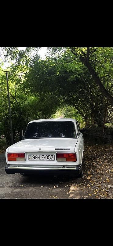 su radiatoru: VAZ 2107 avtomobili təqdim olunur. Sedan kuzova malik bu model ağ — 5
