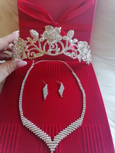 Setovi nakita: Cena 2500 din — 2