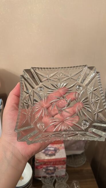 Meyvə qabları: 6 ədəd baliq formasında şüşə qab (salatlıq) 4 ədəd böyük bölməli çərəz — 9