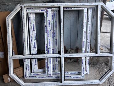 направляющий профиль: Незаконченная оконная рама из ПВХ профиля Wintech. Рама имеет