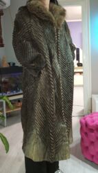 Krzneni kaputi: Dugački ženski kaput od krzna, elegantnog kroja sa naglašenim šarama u — 6