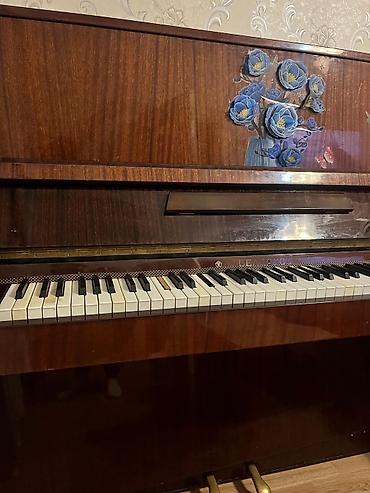 saz: Upright piano – klassik taxta korpus, parıltılı tünd-qəhvəyi finiş. - — 6