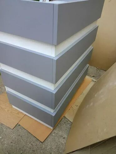 Komode: Pult 12 Materijal i Dekor: Izrađuje se od univera debljine 18mm u — 10