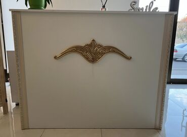 детское трюмо и косметика для девочек: Ağ rəngli resepsiyon/qarşılama masası - Ön panel: klassik üslubda