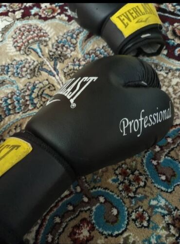 где купить книги на английском: Боксерские перчатки Everlast Professional, 10 oz. Город Ош - Цвет