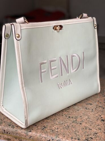 зеленую сумку: Сумка от Fendi