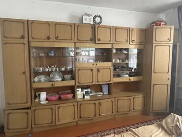Другая мебель: Стенка для гостиной с секциями для хранения посуды и одежды. Состоит