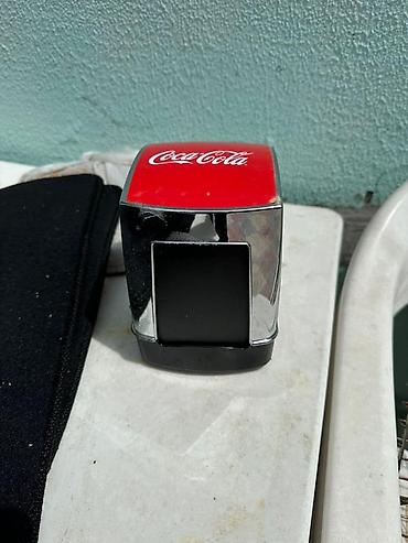 буква л кока кола: Coca‑Cola masaüstü salfetlik dispenseri - Brend dizaynlı, kompakt — 3