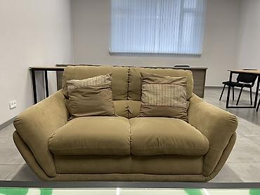 sofa: Компактный двухместный диван с глубокими посадочными местами и мягкими — 1