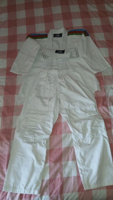 Ağ adidas kimono satılır, az istifadə olunub,9-10 yaş üçün uyğundur