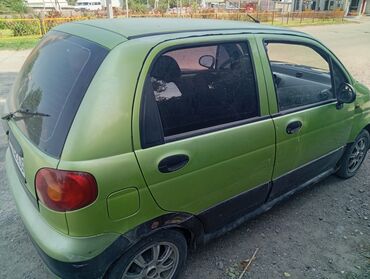 маленькие авто: Хэтчбек Daewoo Matiz зеленого цвета, компактный и экономичный