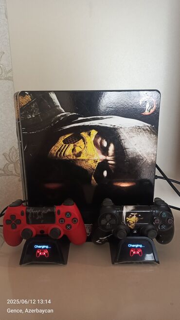 PS4 (Sony Playstation 4): PlayStation 4 (PS4) oyun konsolu, üzərində Mortal Kombat dizaynı olan