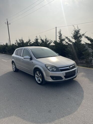 Opel: Opel Astra H – 5 qapılı hetçbek, gümüşü rəng. - Kuzov: kompakt — 1