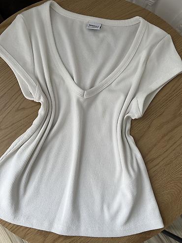 b koynəyi var: Bershka qadın T‑şörtü Hər biri 17 azn Berşka 10 azn - Rəng: açıq — 2