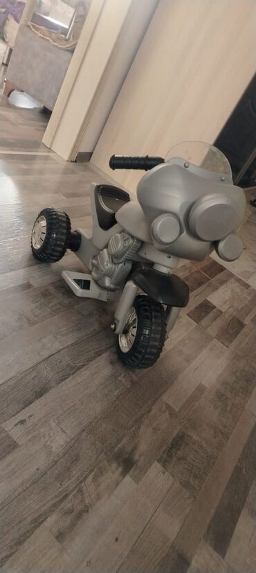 детский мотоцикл каталка: İrada….Motocikl satilir 3.4 yaşlı uwag üçündü .Pedalla dala qabağ
