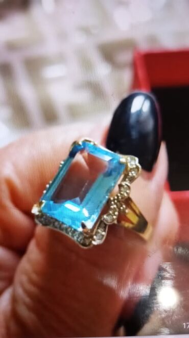 Шакектер: Кольцо с натуральным голубым топазом и бриллиантами в жёлтом золоте