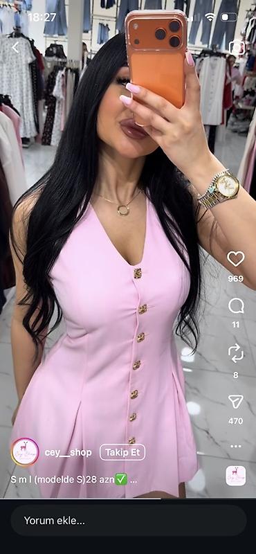 Açıq çəhrayı rəngdə qadın donu. Model qolsuz, dərin olmayan V formalı