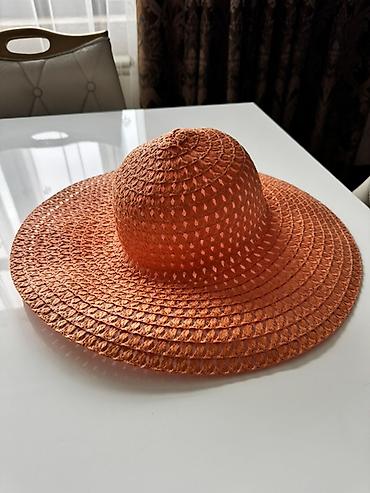 Baş geyimləri: Geniş kənarlı yay papağı – narıncı rəng. - Material: toxunma — 2