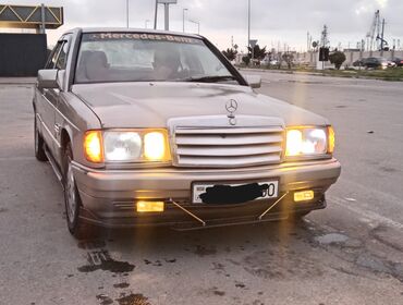 mercedes 203: Mercedes-Benz 190: 2 l | 1989 il Sedan