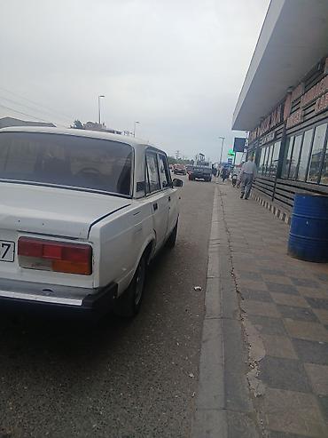 uaz qaz 69 satilir: VAZ 2107, ağ rəng, sedan kuzov. Xarici görünüş: - Klassik 2107 — 3