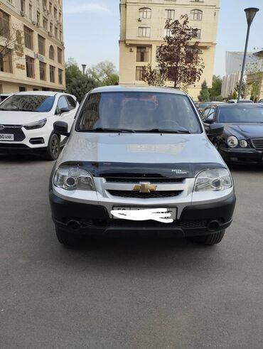 зеркало нива: Chevrolet Niva: 2012 г., 1.7 л, Механика, Бензин, Внедорожник