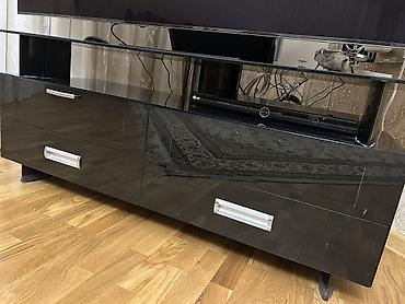 televizor boyuk ekran: Qara parlaq səthli TV stendi - Material: parlaq laklı MDF/taxta — 1