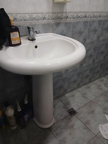 parda tul: Hamam üçün ayaqlı keramika əl-üz yuma lavabosu - Material — 2