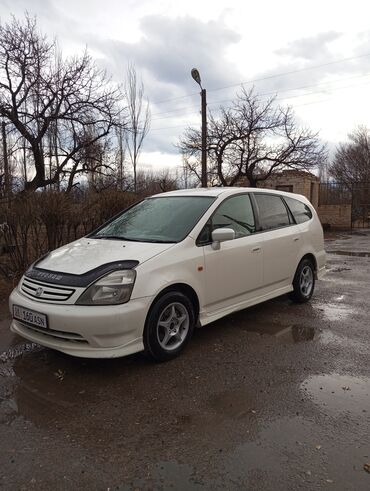 дом на калеса: Белый минивэн Honda Stream с обвесом. Модель оснащена черным