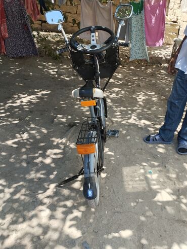 купить синтезатор yamaha бу: 24 lük yığılmış vesobetdi işıqları hamısı yanır siqnalıda var üstündə