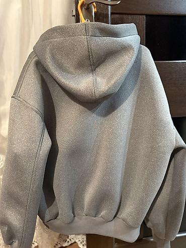 Üst geyimi: Bershka unisex kapuşonlu jaket - Rəng: boz (melanj effektli) - Ölçü — 2