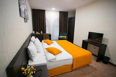 yeni əmlak: Otel satllr. İnqlabda Dord mərtəbəli 1700 kv 30 otagll Otel satllr — 6