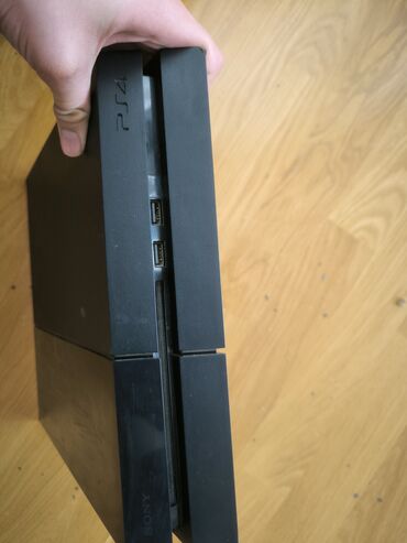 PS4 (Sony Playstation 4): Playstation 4 slim/cox işlənməmiş əla vəziyəttədir və üstündə bir pult
