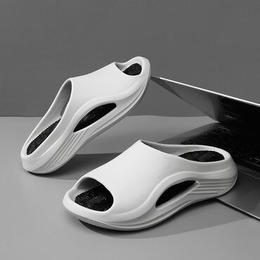 обувь спортивная: Модные шлёпанцы Yeezy в футуристичном стиле с высокой подошвой. В
