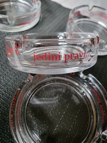 Čaše: Pepeljare 1 nove gorki list. Nove pepeljare pakovanje po dve. Cena za — 12