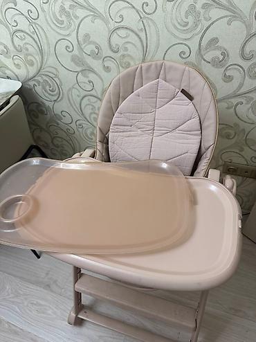 Стульчики для кормления: Стульчик для кормления в нейтральной цветовой гамме. Оснащен — 2