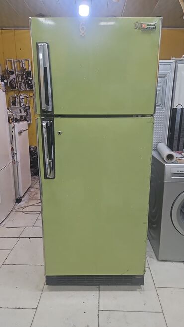 Миксеры: Sovet dövrü üslubunda iki qapılı soyuducu (üstdən dondurucu). Yaşıl