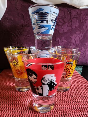 Čaše: Case nove za martini i druga pica, 2006godina,puno staklo. Komada — 1